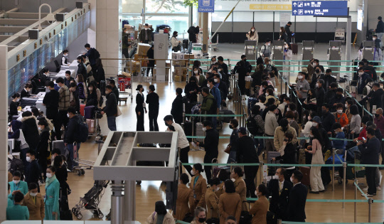 연말인 30일 오전 인천국제공항 제1터미널 출국장이 여행객들로 붐비고 있다. [영종도=연합뉴스]